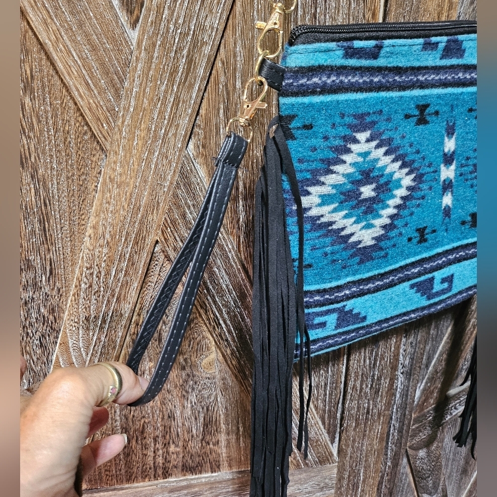NWT Blue Aztec Patterned Crossbody/Wristlet Bag - Picture 6 of 6